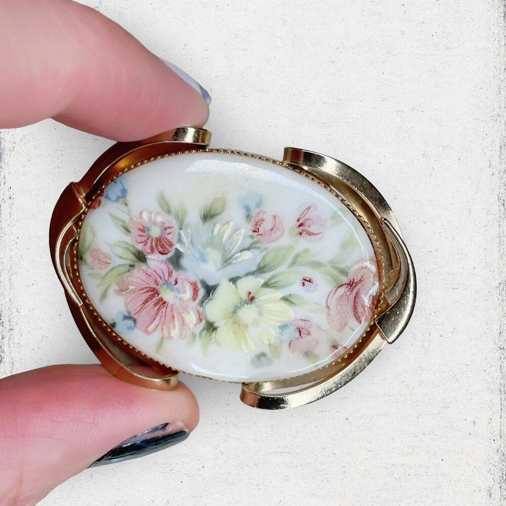 163. Pink Ceramic Cottage Core Vintage Brooch
